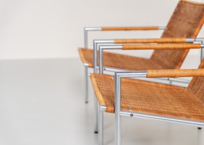 Early pair of modernist “SZ01” arm chairs by Martin Visser for Spectrum (The Netherlands, 1960s). These modernist design icons embody Visser’s minimalistic and functional design philosophy. Featuring a lightweight chromed tubular steel frame and beautiful rattan seats and backrests. Both chairs are in amazing vintage condition, with some visible wear and rust that only enhances their authenticity and charm.