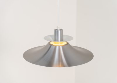Brushed aluminium pendant light by Frandsen (Denmark, 1970s). A beautiful lamp made out of four aluminium shades and featuring an elegant silhouette. The lamp remains in splendid condition.