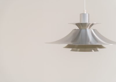 Brushed aluminium pendant light by Frandsen (Denmark, 1970s). A beautiful lamp made out of four aluminium shades and featuring an elegant silhouette. The lamp remains in splendid condition.