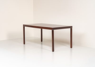Rosewood dining table by Inger Klingenberg for Fristho (The Netherlands, 1960s). A wonderful dining table with a sleek appearance made out of rosewood and featuring beautiful details like the vivid woodgrain, the dovetail connections and metal square tags. The table remains in very good condition with only minor using traces.