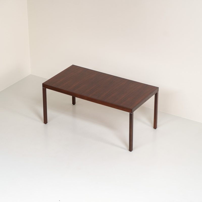 Rosewood dining table by Inger Klingenberg for Fristho (The Netherlands, 1960s). A wonderful dining table with a sleek appearance made out of rosewood and featuring beautiful details like the vivid woodgrain, the dovetail connections and metal square tags. The table remains in very good condition with only minor using traces.