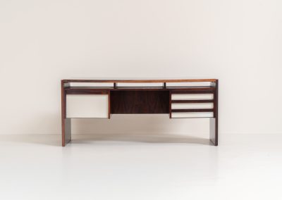 Rare double-sided “Vario” desk by Werner Wölfer for V-Form (Belgium, 1960s). This exceptionally beautiful piece is a true example of top-quality Belgian craftsmanship. Made from Rosewood, it showcases sleek aesthetics with contrasting details and a wonderful vivid woodgrain. It offers four drawers, a large top and a finished backside, making it an ideal piece for placement in the center of a room. The desk is restored and in very good condition, with minor using traces.