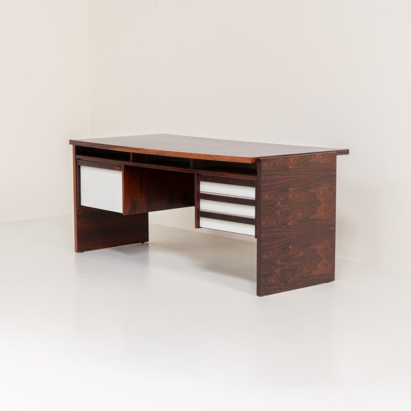 Rare double-sided “Vario” desk by Werner Wölfer for V-Form (Belgium, 1960s). This exceptionally beautiful piece is a true example of top-quality Belgian craftsmanship. Made from Rosewood, it showcases sleek aesthetics with contrasting details and a wonderful vivid woodgrain. It offers four drawers, a large top and a finished backside, making it an ideal piece for placement in the center of a room. The desk is restored and in very good condition, with minor using traces.