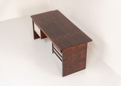 Rare double-sided “Vario” desk by Werner Wölfer for V-Form (Belgium, 1960s). This exceptionally beautiful piece is a true example of top-quality Belgian craftsmanship. Made from Rosewood, it showcases sleek aesthetics with contrasting details and a wonderful vivid woodgrain. It offers four drawers, a large top and a finished backside, making it an ideal piece for placement in the center of a room. The desk is restored and in very good condition, with minor using traces.