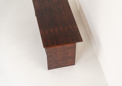 Rare double-sided “Vario” desk by Werner Wölfer for V-Form (Belgium, 1960s). This exceptionally beautiful piece is a true example of top-quality Belgian craftsmanship. Made from Rosewood, it showcases sleek aesthetics with contrasting details and a wonderful vivid woodgrain. It offers four drawers, a large top and a finished backside, making it an ideal piece for placement in the center of a room. The desk is restored and in very good condition, with minor using traces.