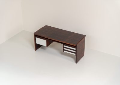Rare double-sided “Vario” desk by Werner Wölfer for V-Form (Belgium, 1960s). This exceptionally beautiful piece is a true example of top-quality Belgian craftsmanship. Made from Rosewood, it showcases sleek aesthetics with contrasting details and a wonderful vivid woodgrain. It offers four drawers, a large top and a finished backside, making it an ideal piece for placement in the center of a room. The desk is restored and in very good condition, with minor using traces.