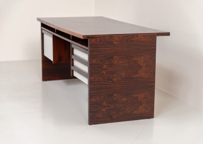 Rare double-sided “Vario” desk by Werner Wölfer for V-Form (Belgium, 1960s). This exceptionally beautiful piece is a true example of top-quality Belgian craftsmanship. Made from Rosewood, it showcases sleek aesthetics with contrasting details and a wonderful vivid woodgrain. It offers four drawers, a large top and a finished backside, making it an ideal piece for placement in the center of a room. The desk is restored and in very good condition, with minor using traces.