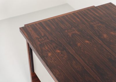 Rare double-sided “Vario” desk by Werner Wölfer for V-Form (Belgium, 1960s). This exceptionally beautiful piece is a true example of top-quality Belgian craftsmanship. Made from Rosewood, it showcases sleek aesthetics with contrasting details and a wonderful vivid woodgrain. It offers four drawers, a large top and a finished backside, making it an ideal piece for placement in the center of a room. The desk is restored and in very good condition, with minor using traces.