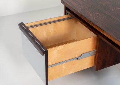 Rare double-sided “Vario” desk by Werner Wölfer for V-Form (Belgium, 1960s). This exceptionally beautiful piece is a true example of top-quality Belgian craftsmanship. Made from Rosewood, it showcases sleek aesthetics with contrasting details and a wonderful vivid woodgrain. It offers four drawers, a large top and a finished backside, making it an ideal piece for placement in the center of a room. The desk is restored and in very good condition, with minor using traces.