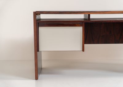 Rare double-sided “Vario” desk by Werner Wölfer for V-Form (Belgium, 1960s). This exceptionally beautiful piece is a true example of top-quality Belgian craftsmanship. Made from Rosewood, it showcases sleek aesthetics with contrasting details and a wonderful vivid woodgrain. It offers four drawers, a large top and a finished backside, making it an ideal piece for placement in the center of a room. The desk is restored and in very good condition, with minor using traces.