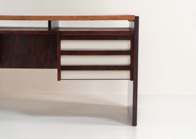 Rare double-sided “Vario” desk by Werner Wölfer for V-Form (Belgium, 1960s). This exceptionally beautiful piece is a true example of top-quality Belgian craftsmanship. Made from Rosewood, it showcases sleek aesthetics with contrasting details and a wonderful vivid woodgrain. It offers four drawers, a large top and a finished backside, making it an ideal piece for placement in the center of a room. The desk is restored and in very good condition, with minor using traces.