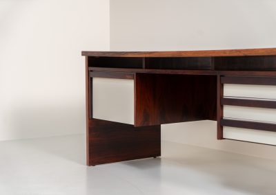 Rare double-sided “Vario” desk by Werner Wölfer for V-Form (Belgium, 1960s). This exceptionally beautiful piece is a true example of top-quality Belgian craftsmanship. Made from Rosewood, it showcases sleek aesthetics with contrasting details and a wonderful vivid woodgrain. It offers four drawers, a large top and a finished backside, making it an ideal piece for placement in the center of a room. The desk is restored and in very good condition, with minor using traces.