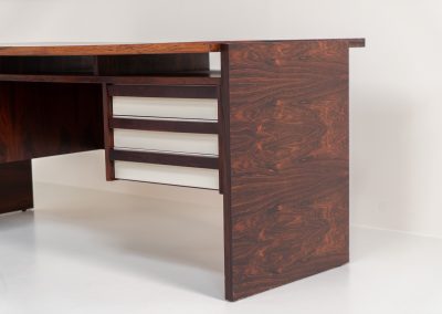 Rare double-sided “Vario” desk by Werner Wölfer for V-Form (Belgium, 1960s). This exceptionally beautiful piece is a true example of top-quality Belgian craftsmanship. Made from Rosewood, it showcases sleek aesthetics with contrasting details and a wonderful vivid woodgrain. It offers four drawers, a large top and a finished backside, making it an ideal piece for placement in the center of a room. The desk is restored and in very good condition, with minor using traces.