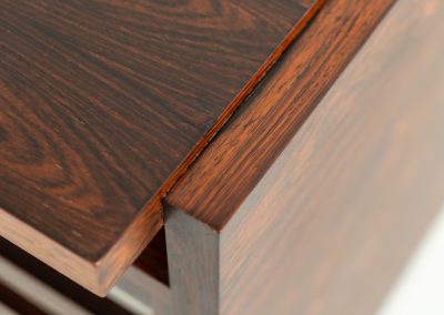 Rare double-sided “Vario” desk by Werner Wölfer for V-Form (Belgium, 1960s). This exceptionally beautiful piece is a true example of top-quality Belgian craftsmanship. Made from Rosewood, it showcases sleek aesthetics with contrasting details and a wonderful vivid woodgrain. It offers four drawers, a large top and a finished backside, making it an ideal piece for placement in the center of a room. The desk is restored and in very good condition, with minor using traces.