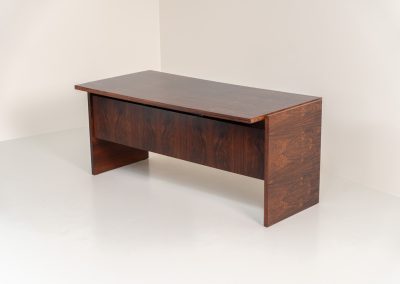 Rare double-sided “Vario” desk by Werner Wölfer for V-Form (Belgium, 1960s). This exceptionally beautiful piece is a true example of top-quality Belgian craftsmanship. Made from Rosewood, it showcases sleek aesthetics with contrasting details and a wonderful vivid woodgrain. It offers four drawers, a large top and a finished backside, making it an ideal piece for placement in the center of a room. The desk is restored and in very good condition, with minor using traces.