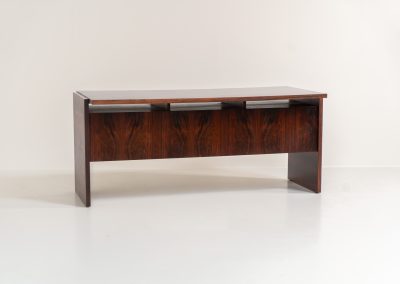 Rare double-sided “Vario” desk by Werner Wölfer for V-Form (Belgium, 1960s). This exceptionally beautiful piece is a true example of top-quality Belgian craftsmanship. Made from Rosewood, it showcases sleek aesthetics with contrasting details and a wonderful vivid woodgrain. It offers four drawers, a large top and a finished backside, making it an ideal piece for placement in the center of a room. The desk is restored and in very good condition, with minor using traces.