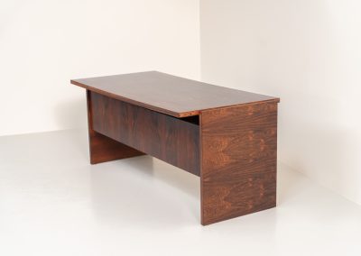 Rare double-sided “Vario” desk by Werner Wölfer for V-Form (Belgium, 1960s). This exceptionally beautiful piece is a true example of top-quality Belgian craftsmanship. Made from Rosewood, it showcases sleek aesthetics with contrasting details and a wonderful vivid woodgrain. It offers four drawers, a large top and a finished backside, making it an ideal piece for placement in the center of a room. The desk is restored and in very good condition, with minor using traces.