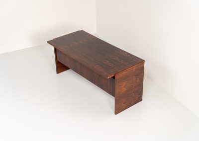 Rare double-sided “Vario” desk by Werner Wölfer for V-Form (Belgium, 1960s). This exceptionally beautiful piece is a true example of top-quality Belgian craftsmanship. Made from Rosewood, it showcases sleek aesthetics with contrasting details and a wonderful vivid woodgrain. It offers four drawers, a large top and a finished backside, making it an ideal piece for placement in the center of a room. The desk is restored and in very good condition, with minor using traces.