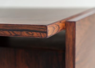 Rare double-sided “Vario” desk by Werner Wölfer for V-Form (Belgium, 1960s). This exceptionally beautiful piece is a true example of top-quality Belgian craftsmanship. Made from Rosewood, it showcases sleek aesthetics with contrasting details and a wonderful vivid woodgrain. It offers four drawers, a large top and a finished backside, making it an ideal piece for placement in the center of a room. The desk is restored and in very good condition, with minor using traces.
