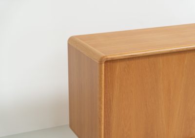 Oak sideboard with tambour doors by Kibaek Møbelfabrik (Denmark, 1960s). A beautifully crafted piece showcasing exceptional Danish design and craftsmanship. It features two tambour doors with adjustable shelves and two drawers on the inside, offering generous and flexible storage. The softly rounded edges and organic lines give the sideboard a refined, timeless character. In good condition with a mark/stain on top.