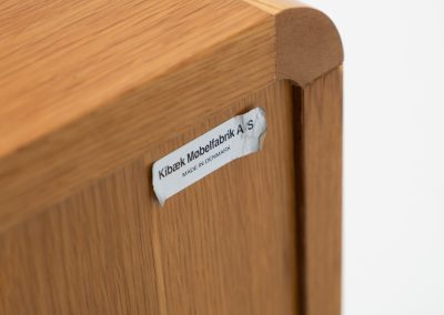 Oak sideboard with tambour doors by Kibaek Møbelfabrik (Denmark, 1960s). A beautifully crafted piece showcasing exceptional Danish design and craftsmanship. It features two tambour doors with adjustable shelves and two drawers on the inside, offering generous and flexible storage. The softly rounded edges and organic lines give the sideboard a refined, timeless character. In good condition with a mark/stain on top.