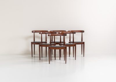 Set of 6 “Model 500” dining chairs by Alfred Hendrickx for Belform (Belgium, 1960s). Crafted from solid rosewood, these chairs feature beautifully sculpted frames, tapered legs, and an overall sleek and minimalist appearance. Due to an unfortunate repair by a previous owner, the backrest of one chair sits approximately 2 cm lower than the others. This is not particularly noticeable when the chairs are placed separately, but can be seen when comparing them back to back. The chairs also show signs of age and use, including scratches, repair marks in the wood, two repaired spots in the Skai upholstery, and some discoloration. These imperfections have been taken into account in the price.