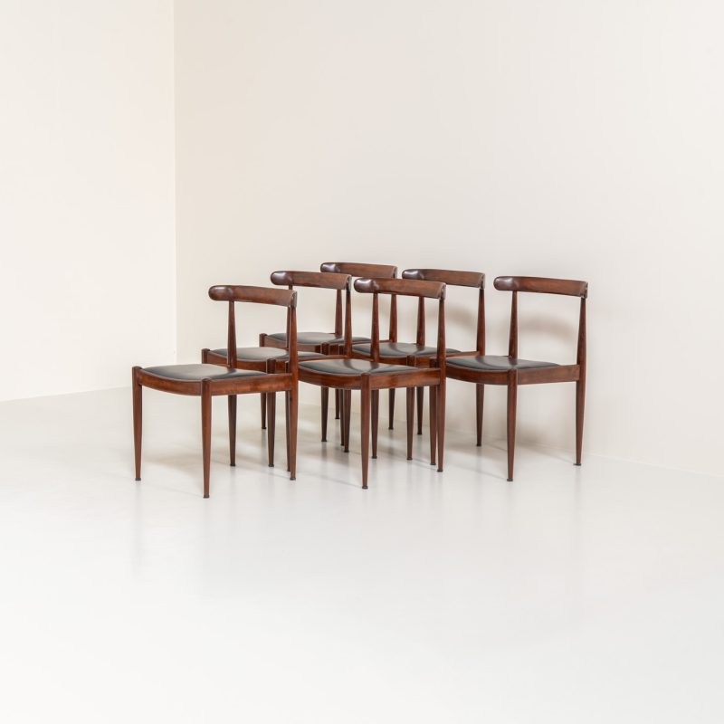 Set of 6 “Model 500” dining chairs by Alfred Hendrickx for Belform (Belgium, 1960s). Crafted from solid rosewood, these chairs feature beautifully sculpted frames, tapered legs, and an overall sleek and minimalist appearance. Due to an unfortunate repair by a previous owner, the backrest of one chair sits approximately 2 cm lower than the others. This is not particularly noticeable when the chairs are placed separately, but can be seen when comparing them back to back. The chairs also show signs of age and use, including scratches, repair marks in the wood, two repaired spots in the Skai upholstery, and some discoloration. These imperfections have been taken into account in the price.
