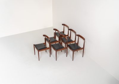 Set of 6 “Model 500” dining chairs by Alfred Hendrickx for Belform (Belgium, 1960s). Crafted from solid rosewood, these chairs feature beautifully sculpted frames, tapered legs, and an overall sleek and minimalist appearance. Due to an unfortunate repair by a previous owner, the backrest of one chair sits approximately 2 cm lower than the others. This is not particularly noticeable when the chairs are placed separately, but can be seen when comparing them back to back. The chairs also show signs of age and use, including scratches, repair marks in the wood, two repaired spots in the Skai upholstery, and some discoloration. These imperfections have been taken into account in the price.