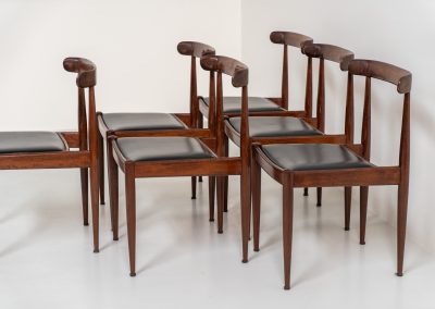 Set of 6 “Model 500” dining chairs by Alfred Hendrickx for Belform (Belgium, 1960s). Crafted from solid rosewood, these chairs feature beautifully sculpted frames, tapered legs, and an overall sleek and minimalist appearance. Due to an unfortunate repair by a previous owner, the backrest of one chair sits approximately 2 cm lower than the others. This is not particularly noticeable when the chairs are placed separately, but can be seen when comparing them back to back. The chairs also show signs of age and use, including scratches, repair marks in the wood, two repaired spots in the Skai upholstery, and some discoloration. These imperfections have been taken into account in the price.