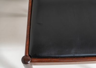 Set of 6 “Model 500” dining chairs by Alfred Hendrickx for Belform (Belgium, 1960s). Crafted from solid rosewood, these chairs feature beautifully sculpted frames, tapered legs, and an overall sleek and minimalist appearance. Due to an unfortunate repair by a previous owner, the backrest of one chair sits approximately 2 cm lower than the others. This is not particularly noticeable when the chairs are placed separately, but can be seen when comparing them back to back. The chairs also show signs of age and use, including scratches, repair marks in the wood, two repaired spots in the Skai upholstery, and some discoloration. These imperfections have been taken into account in the price.