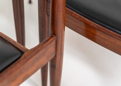 Set of 6 “Model 500” dining chairs by Alfred Hendrickx for Belform (Belgium, 1960s). Crafted from solid rosewood, these chairs feature beautifully sculpted frames, tapered legs, and an overall sleek and minimalist appearance. Due to an unfortunate repair by a previous owner, the backrest of one chair sits approximately 2 cm lower than the others. This is not particularly noticeable when the chairs are placed separately, but can be seen when comparing them back to back. The chairs also show signs of age and use, including scratches, repair marks in the wood, two repaired spots in the Skai upholstery, and some discoloration. These imperfections have been taken into account in the price.
