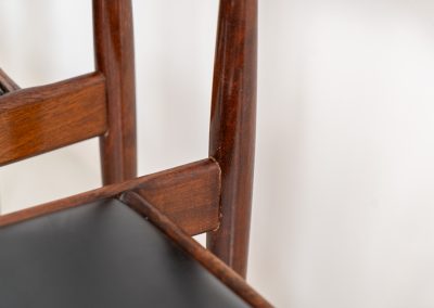 Set of 6 “Model 500” dining chairs by Alfred Hendrickx for Belform (Belgium, 1960s). Crafted from solid rosewood, these chairs feature beautifully sculpted frames, tapered legs, and an overall sleek and minimalist appearance. Due to an unfortunate repair by a previous owner, the backrest of one chair sits approximately 2 cm lower than the others. This is not particularly noticeable when the chairs are placed separately, but can be seen when comparing them back to back. The chairs also show signs of age and use, including scratches, repair marks in the wood, two repaired spots in the Skai upholstery, and some discoloration. These imperfections have been taken into account in the price.