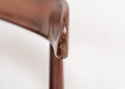 Set of 6 “Model 500” dining chairs by Alfred Hendrickx for Belform (Belgium, 1960s). Crafted from solid rosewood, these chairs feature beautifully sculpted frames, tapered legs, and an overall sleek and minimalist appearance. Due to an unfortunate repair by a previous owner, the backrest of one chair sits approximately 2 cm lower than the others. This is not particularly noticeable when the chairs are placed separately, but can be seen when comparing them back to back. The chairs also show signs of age and use, including scratches, repair marks in the wood, two repaired spots in the Skai upholstery, and some discoloration. These imperfections have been taken into account in the price.