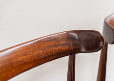 Set of 6 “Model 500” dining chairs by Alfred Hendrickx for Belform (Belgium, 1960s). Crafted from solid rosewood, these chairs feature beautifully sculpted frames, tapered legs, and an overall sleek and minimalist appearance. Due to an unfortunate repair by a previous owner, the backrest of one chair sits approximately 2 cm lower than the others. This is not particularly noticeable when the chairs are placed separately, but can be seen when comparing them back to back. The chairs also show signs of age and use, including scratches, repair marks in the wood, two repaired spots in the Skai upholstery, and some discoloration. These imperfections have been taken into account in the price.