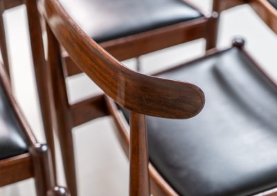 Set of 6 “Model 500” dining chairs by Alfred Hendrickx for Belform (Belgium, 1960s). Crafted from solid rosewood, these chairs feature beautifully sculpted frames, tapered legs, and an overall sleek and minimalist appearance. Due to an unfortunate repair by a previous owner, the backrest of one chair sits approximately 2 cm lower than the others. This is not particularly noticeable when the chairs are placed separately, but can be seen when comparing them back to back. The chairs also show signs of age and use, including scratches, repair marks in the wood, two repaired spots in the Skai upholstery, and some discoloration. These imperfections have been taken into account in the price.