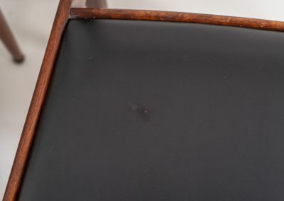 Set of 6 “Model 500” dining chairs by Alfred Hendrickx for Belform (Belgium, 1960s). Crafted from solid rosewood, these chairs feature beautifully sculpted frames, tapered legs, and an overall sleek and minimalist appearance. Due to an unfortunate repair by a previous owner, the backrest of one chair sits approximately 2 cm lower than the others. This is not particularly noticeable when the chairs are placed separately, but can be seen when comparing them back to back. The chairs also show signs of age and use, including scratches, repair marks in the wood, two repaired spots in the Skai upholstery, and some discoloration. These imperfections have been taken into account in the price.