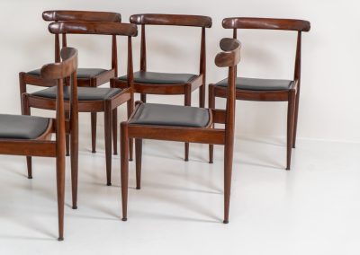 Set of 6 “Model 500” dining chairs by Alfred Hendrickx for Belform (Belgium, 1960s). Crafted from solid rosewood, these chairs feature beautifully sculpted frames, tapered legs, and an overall sleek and minimalist appearance. Due to an unfortunate repair by a previous owner, the backrest of one chair sits approximately 2 cm lower than the others. This is not particularly noticeable when the chairs are placed separately, but can be seen when comparing them back to back. The chairs also show signs of age and use, including scratches, repair marks in the wood, two repaired spots in the Skai upholstery, and some discoloration. These imperfections have been taken into account in the price.