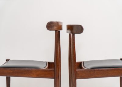 Set of 6 “Model 500” dining chairs by Alfred Hendrickx for Belform (Belgium, 1960s). Crafted from solid rosewood, these chairs feature beautifully sculpted frames, tapered legs, and an overall sleek and minimalist appearance. Due to an unfortunate repair by a previous owner, the backrest of one chair sits approximately 2 cm lower than the others. This is not particularly noticeable when the chairs are placed separately, but can be seen when comparing them back to back. The chairs also show signs of age and use, including scratches, repair marks in the wood, two repaired spots in the Skai upholstery, and some discoloration. These imperfections have been taken into account in the price.