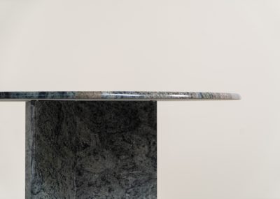 Striking dining table in solid Juparana Granite (Italy, 1970s). A beautifully sculptural piece, crafted entirely from solid Juparana Granite and distinguished by the unbelievably rich and unique grain of its tabletop. The natural variation in the stone gives the surface an almost painterly quality, making each angle of the table slightly different. Large and substantial, yet remarkably minimalistic, the table has a strong monolithic presence. The thick circular top is balanced by a sculptural three-sided pedestal base, creating a striking silhouette while keeping the overall design exceptionally clean. With its generous 130 cm diameter, the table comfortably accommodates up to six chairs. The tabletop and pedestal base are two separate pieces, making transportation and installation considerably easier despite its substantial weight. The table is in amazing condition, with no chips or structural damage.
