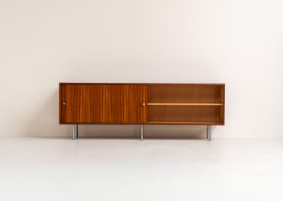 Sideboard in rosewood by Alfred Hendrickx for Belform (Belgium, 1960s). This minimalist sideboard, designed by the renowned Belgian modernist Alfred Hendrickx, is crafted out of rosewood and has an absolutely beautiful woodgrain. The sideboard features two large sliding doorsand lots of storage space on the inside. This example is in beautiful condition with only minor using traces.