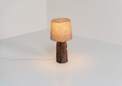 Sculptural “Kennegie” ceramic lamp by Peter Ellery for Tremaen (UK, 1960s). This lamp offers a refined blend of beautiful textures and timeless design. It has a handcrafted ceramic base with earthy colors and graphic engravings. The lamp remains in splendid condition.