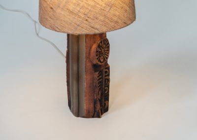 Sculptural “Kennegie” ceramic lamp by Peter Ellery for Tremaen (UK, 1960s). This lamp offers a refined blend of beautiful textures and timeless design. It has a handcrafted ceramic base with earthy colors and graphic engravings. The lamp remains in splendid condition.