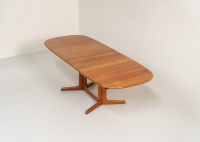 Extendable dining table by Gudme Møbelfabrik (Denmark, 1960s). The table is crafted out of solid teak and features stunning organic lines. It is easily extendable with either one or two extension plates, fitting up to 8 and possibly even 10 chairs. In very good condition with some minor using traces. Labeled by maker.