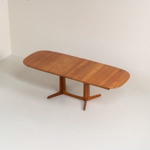 Extendable dining table by Gudme Møbelfabrik (Denmark, 1960s). The table is crafted out of solid teak and features stunning organic lines. It is easily extendable with either one or two extension plates, fitting up to 8 and possibly even 10 chairs. In very good condition with some minor using traces. Labeled by maker.