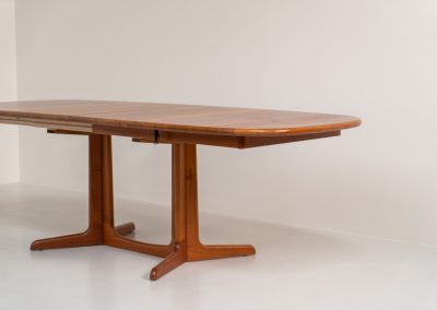 Extendable dining table by Gudme Møbelfabrik (Denmark, 1960s). The table is crafted out of solid teak and features stunning organic lines. It is easily extendable with either one or two extension plates, fitting up to 8 and possibly even 10 chairs. In very good condition with some minor using traces. Labeled by maker.