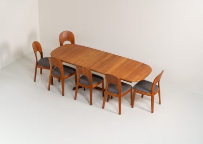 Extendable dining table by Gudme Møbelfabrik (Denmark, 1960s). The table is crafted out of solid teak and features stunning organic lines. It is easily extendable with either one or two extension plates, fitting up to 8 and possibly even 10 chairs. In very good condition with some minor using traces. Labeled by maker.