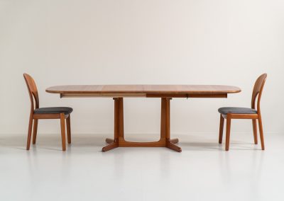 Extendable dining table by Gudme Møbelfabrik (Denmark, 1960s). The table is crafted out of solid teak and features stunning organic lines. It is easily extendable with either one or two extension plates, fitting up to 8 and possibly even 10 chairs. In very good condition with some minor using traces. Labeled by maker.