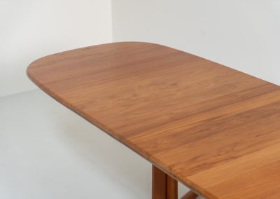 Extendable dining table by Gudme Møbelfabrik (Denmark, 1960s). The table is crafted out of solid teak and features stunning organic lines. It is easily extendable with either one or two extension plates, fitting up to 8 and possibly even 10 chairs. In very good condition with some minor using traces. Labeled by maker.