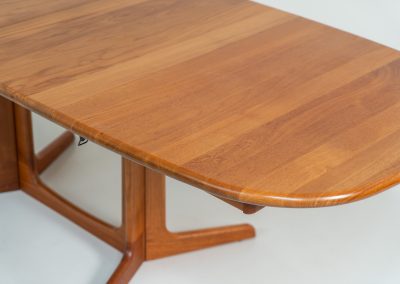 Extendable dining table by Gudme Møbelfabrik (Denmark, 1960s). The table is crafted out of solid teak and features stunning organic lines. It is easily extendable with either one or two extension plates, fitting up to 8 and possibly even 10 chairs. In very good condition with some minor using traces. Labeled by maker.