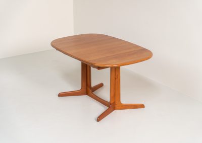 Extendable dining table by Gudme Møbelfabrik (Denmark, 1960s). The table is crafted out of solid teak and features stunning organic lines. It is easily extendable with either one or two extension plates, fitting up to 8 and possibly even 10 chairs. In very good condition with some minor using traces. Labeled by maker.